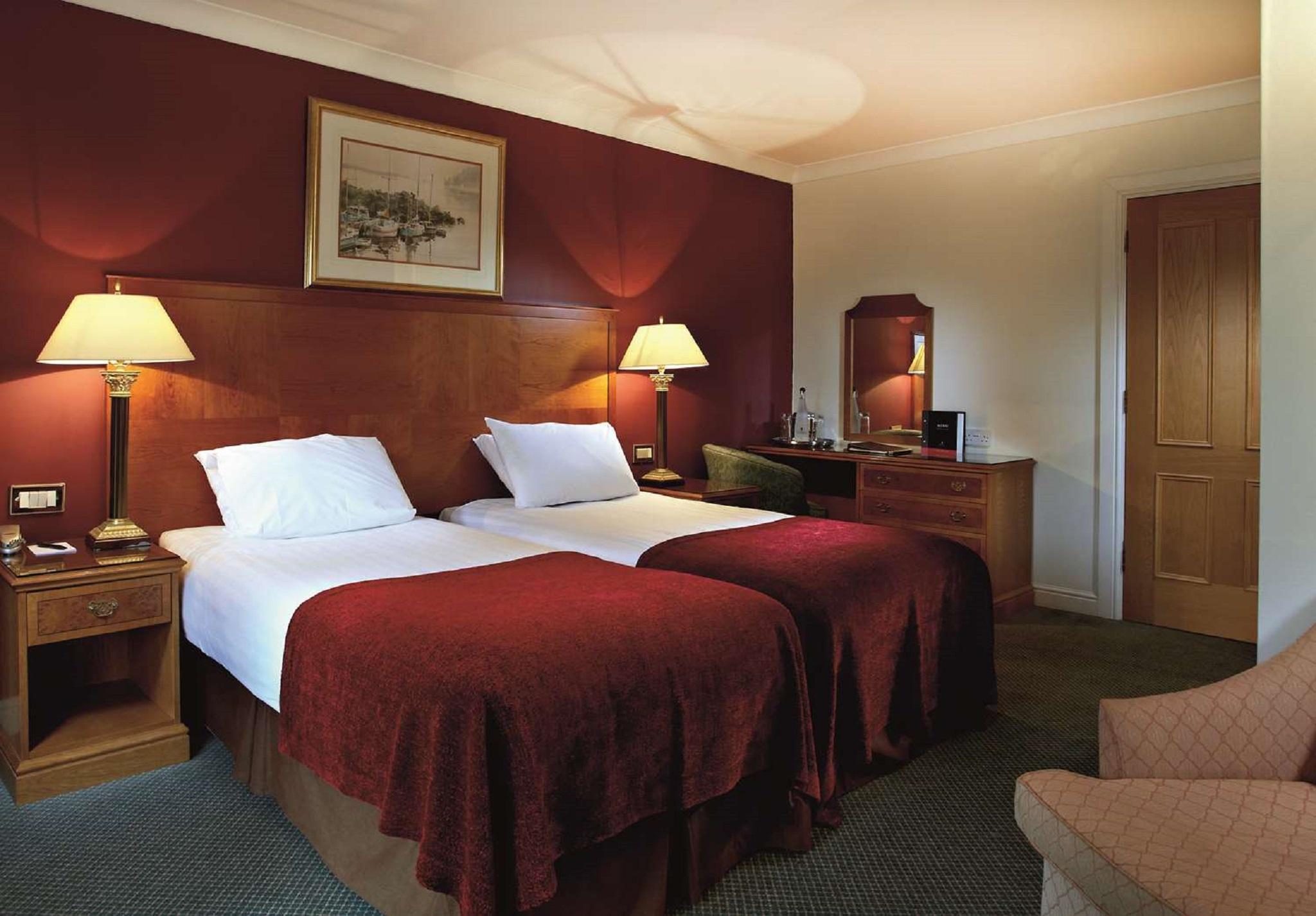 Macdonald Elmers Court Hotel Lymington Bagian luar foto