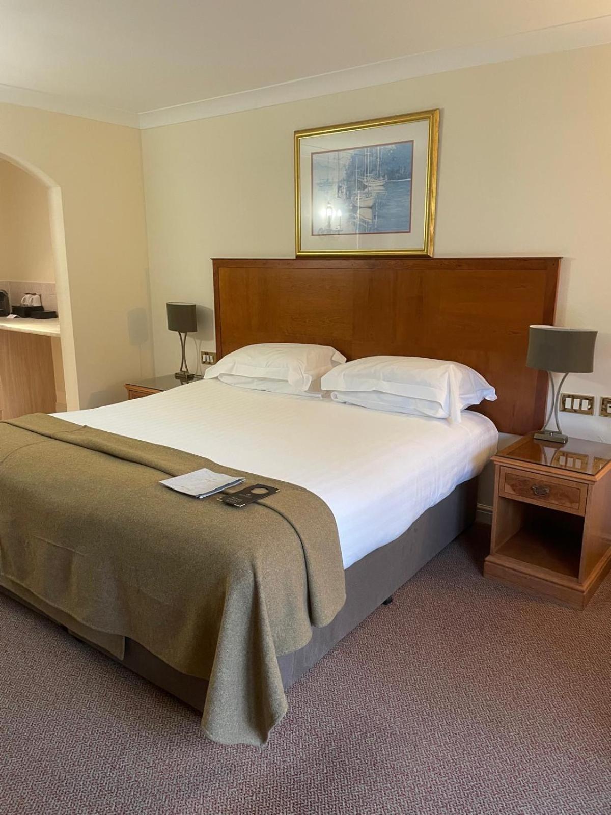 Macdonald Elmers Court Hotel Lymington Bagian luar foto