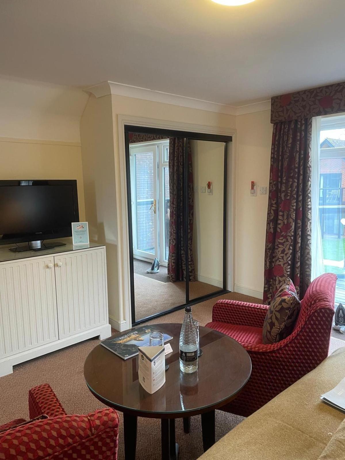 Macdonald Elmers Court Hotel Lymington Bagian luar foto