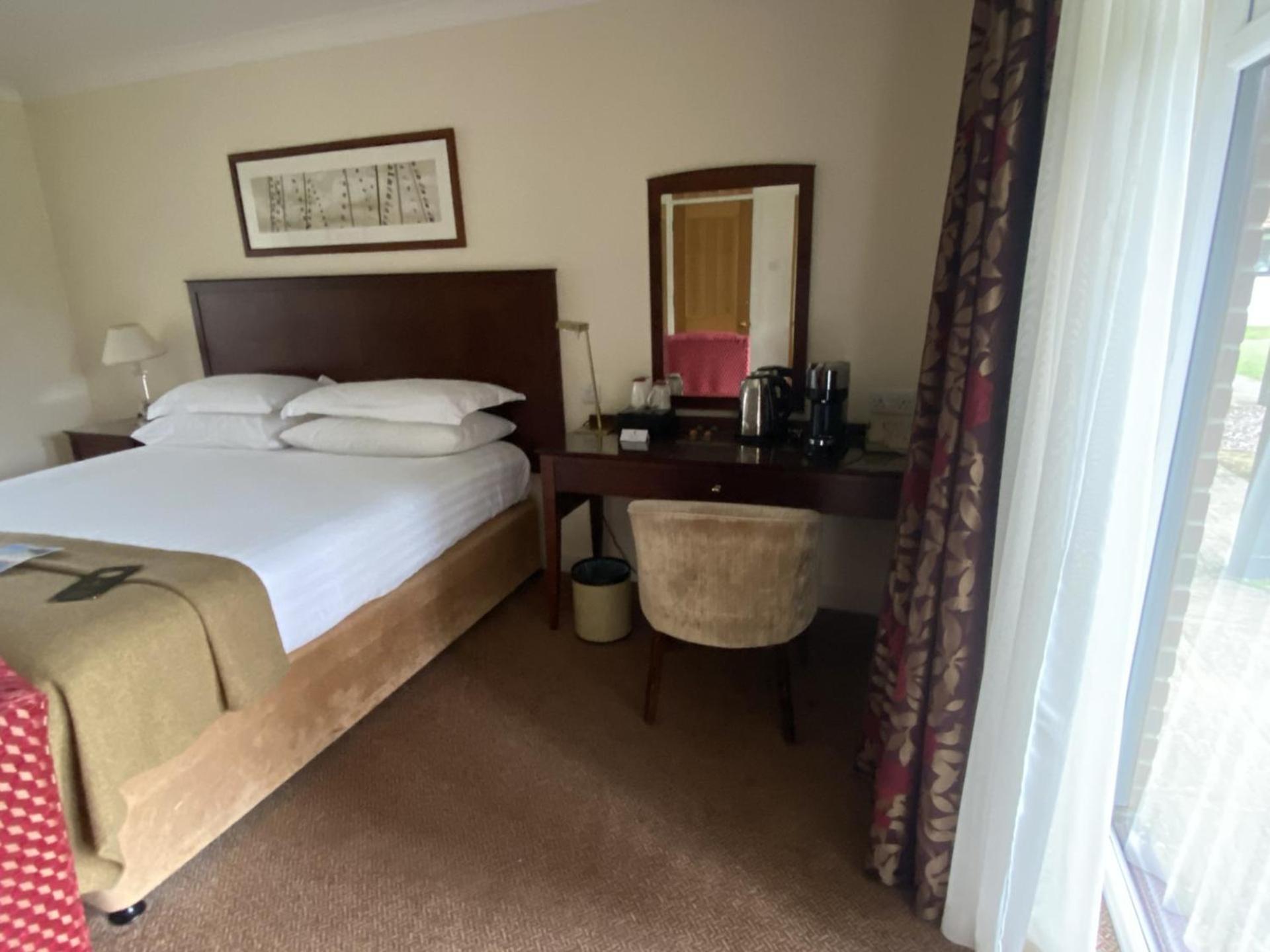 Macdonald Elmers Court Hotel Lymington Bagian luar foto