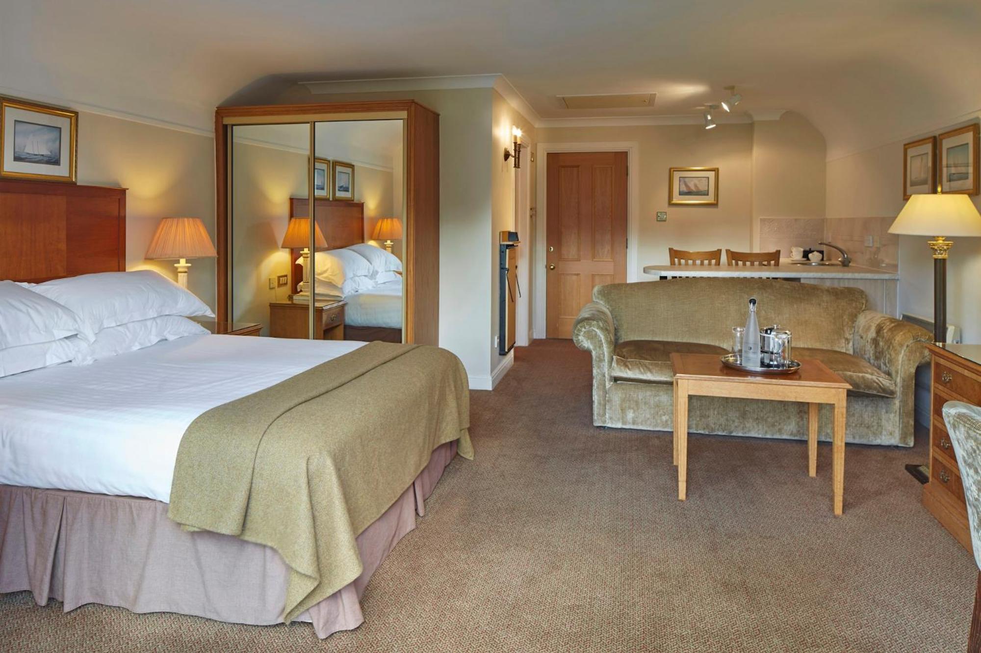 Macdonald Elmers Court Hotel Lymington Bagian luar foto