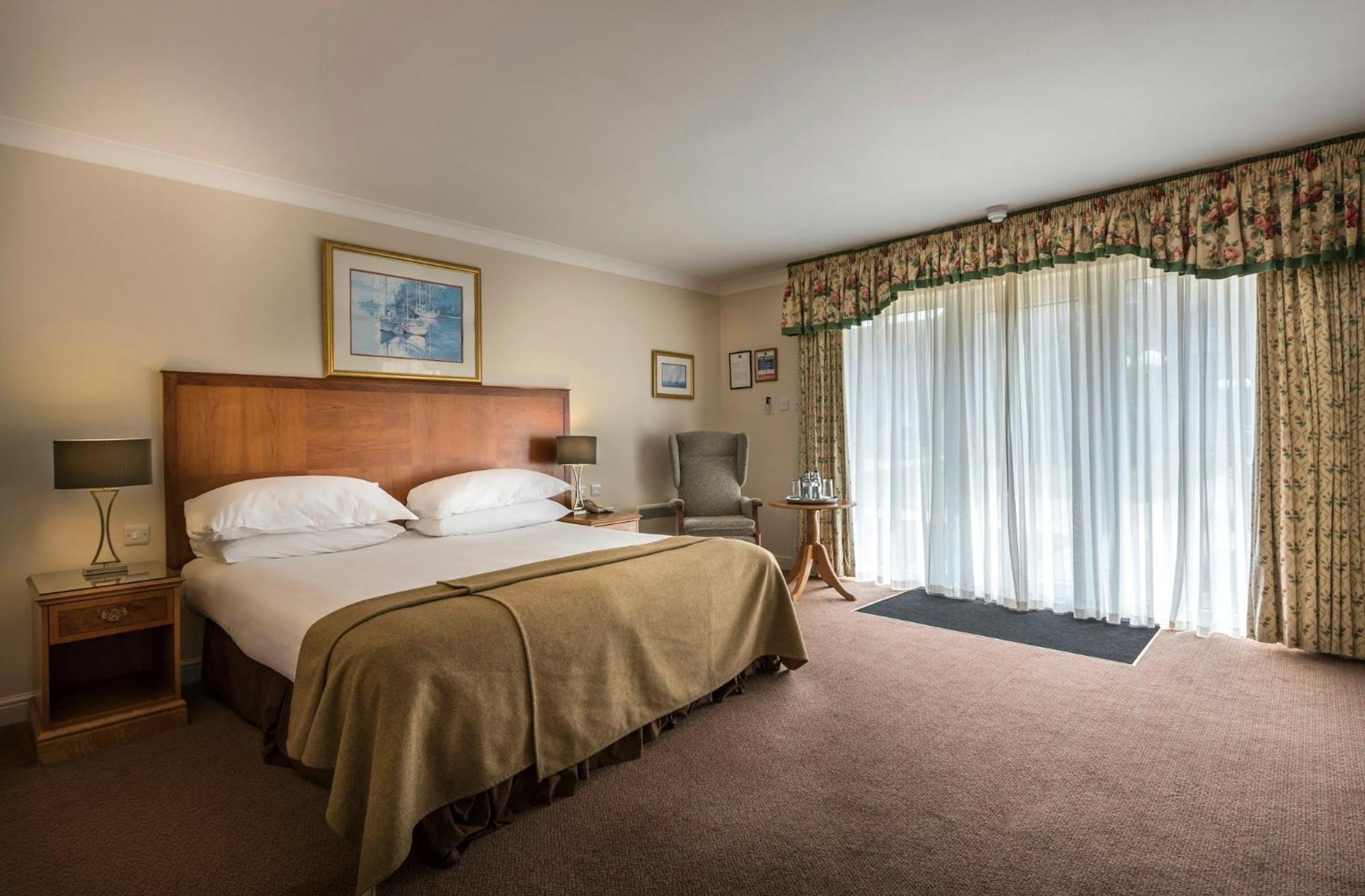 Macdonald Elmers Court Hotel Lymington Bagian luar foto